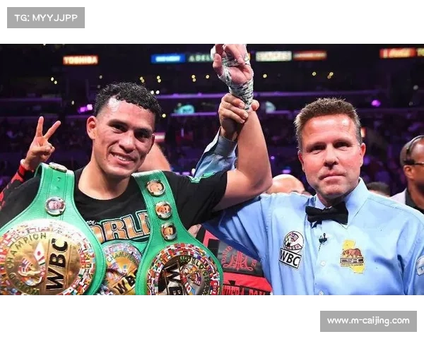 贝纳维德兹延续不败战绩，WBC轻重量级金腰带成功卫冕