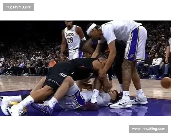 芬尼史密斯赛前与湖人队友寒暄，戏剧性对决