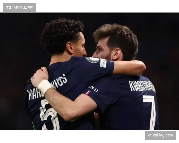 终场哨响，亚特兰大球员相拥庆祝史诗级逆转